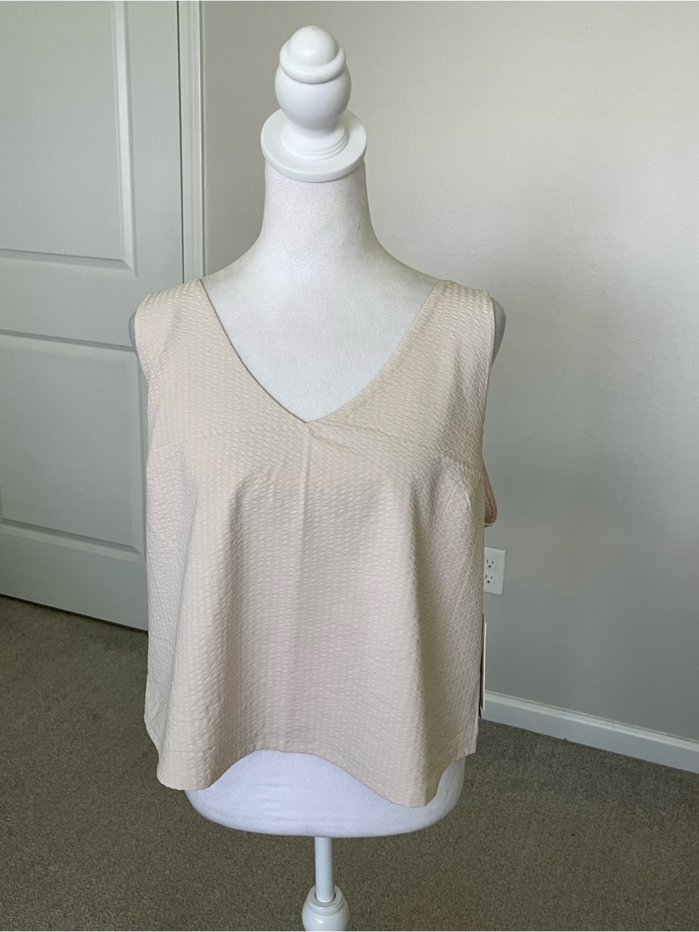 NWT Vuori Villa Textured VNeck Crop Tank Size XL - Picture 2 of 8